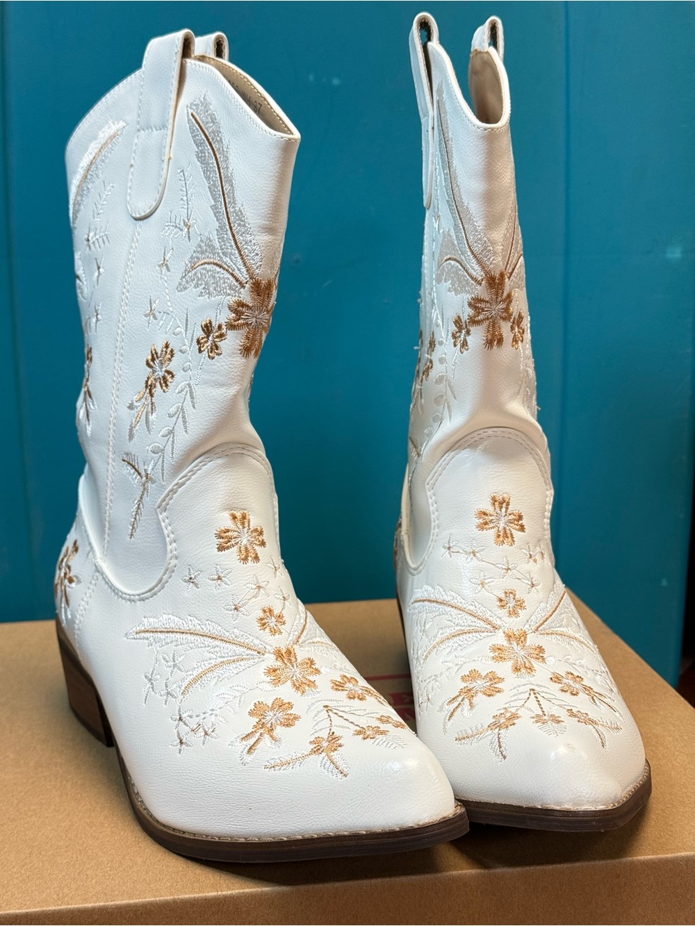 Women’s White Floral Embroidered Western Cowboy / Cowgirl Boots – EU 37 / US 7 - Picture 3 of 7